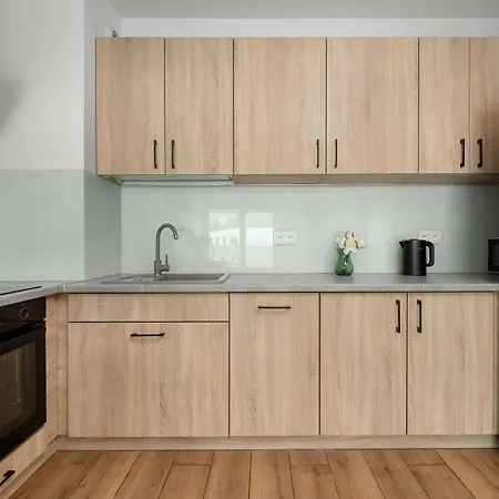 Spacious In With Desk And Parking By Renters Appartement Wrocław