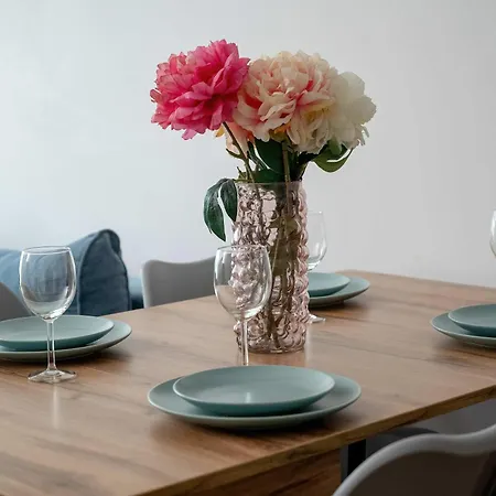 Διαμέρισμα Spacious In With Desk And Parking By Renters