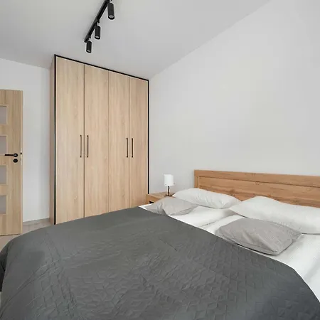 Spacious In With Desk And Parking By Renters Appartement Wrocław